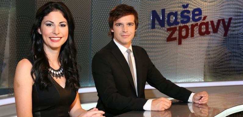 Moderátoři zpravodajské relace Naše zprávy Denisa Jeřábková a Petr Převrátil.